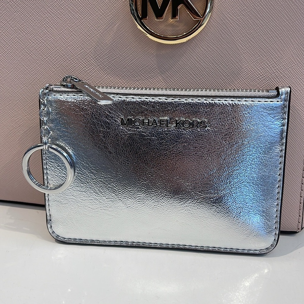 MICHAEL KORS
Jet Set Travel Small Top Zip Coin Pouch With ID
Silver
NWT